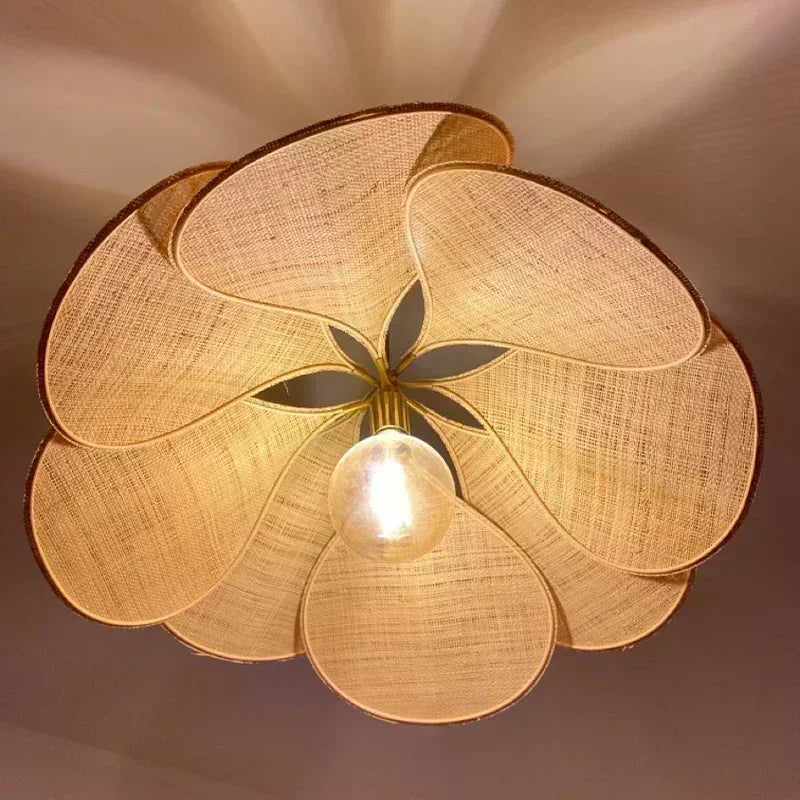 Japandi Bladformet Taklampe – Håndlaget Stoffdesign