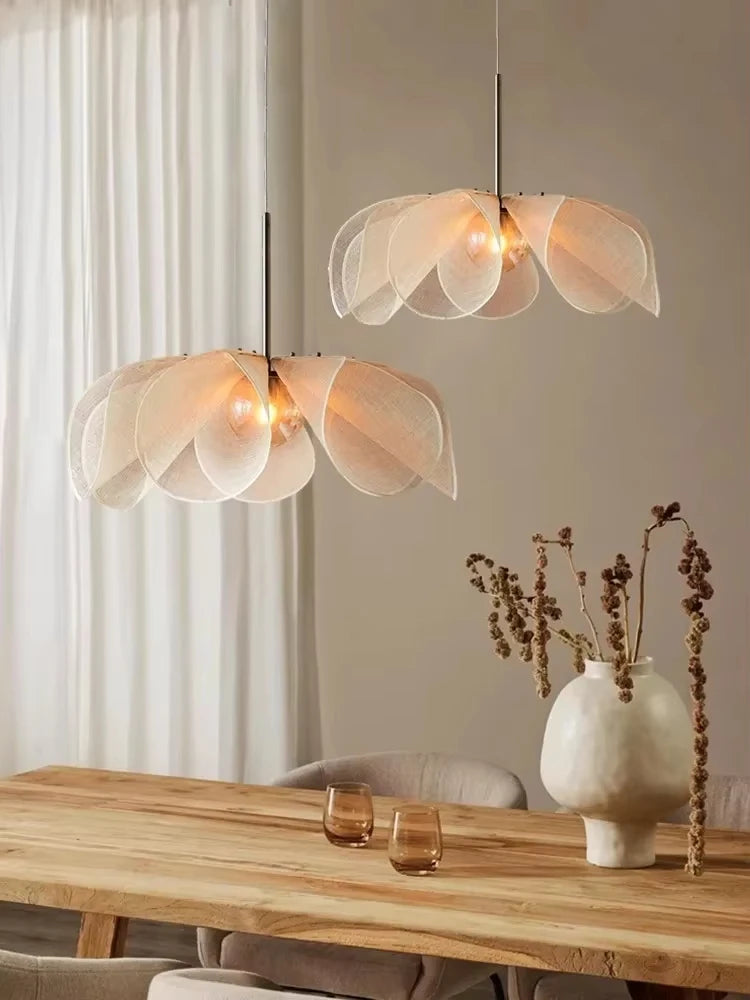 Blomsterformet Taklampe – Elegant Japandi Design i Stoff