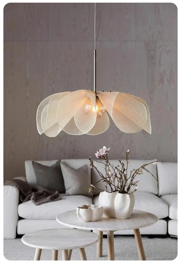 Blomsterformet Taklampe – Elegant Japandi Design i Stoff