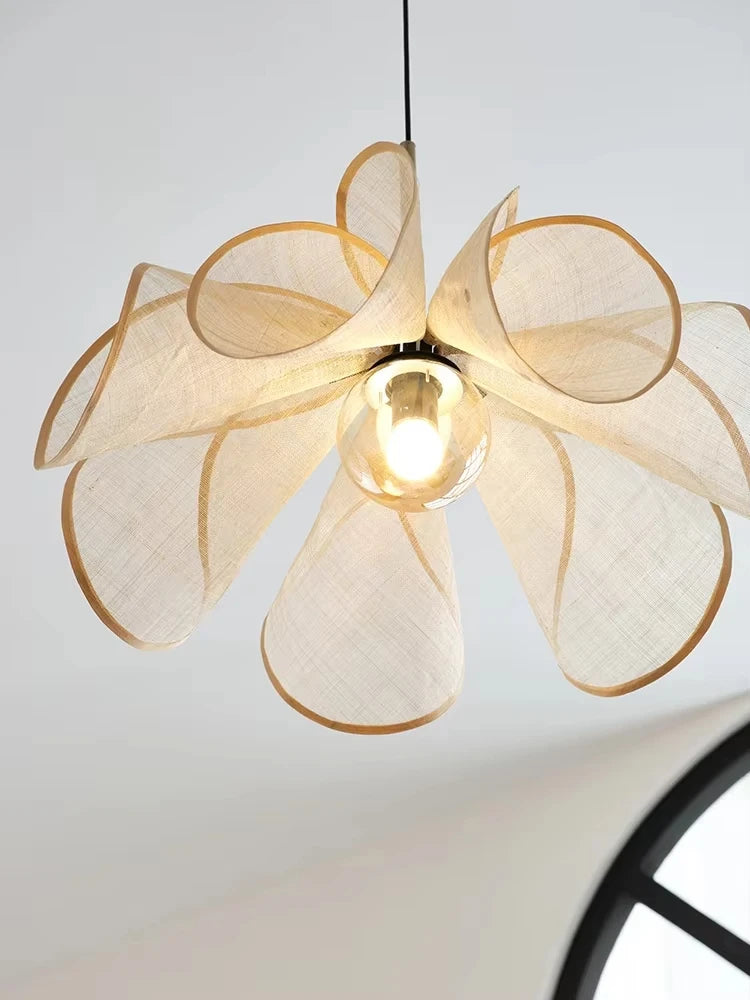 Blomsterformet Taklampe – Elegant Japandi Design i Stoff