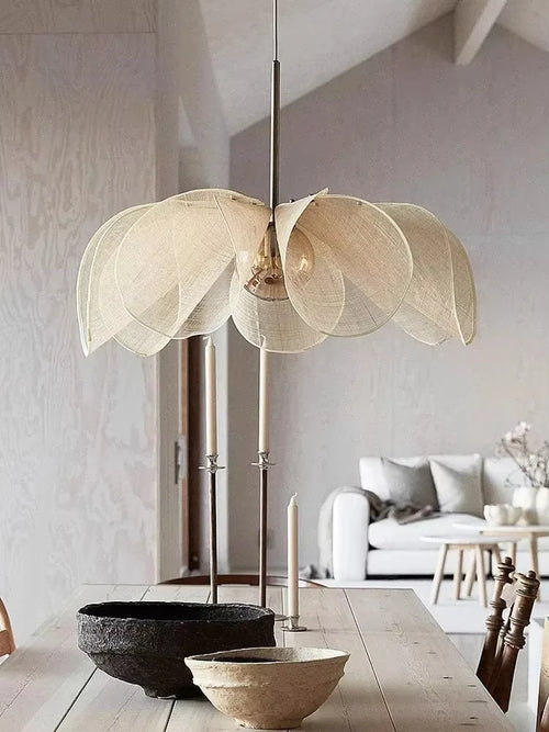 Blomsterformet Taklampe – Elegant Japandi Design i Stoff